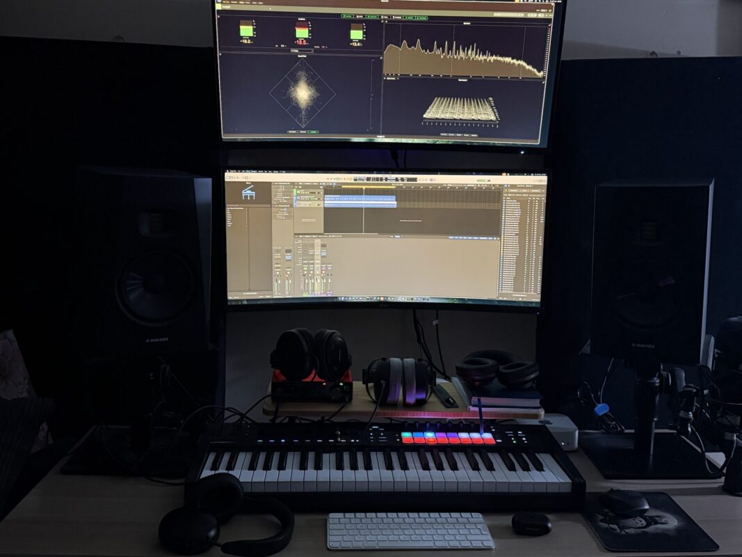 Studio muzyczne z komputerem i sprzętem