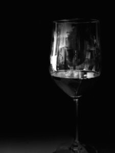 Półmrok, kawa czy czerwone wino? Jak Twoje otoczenie wpływa na to, jakie częstotliwości podbijasz.